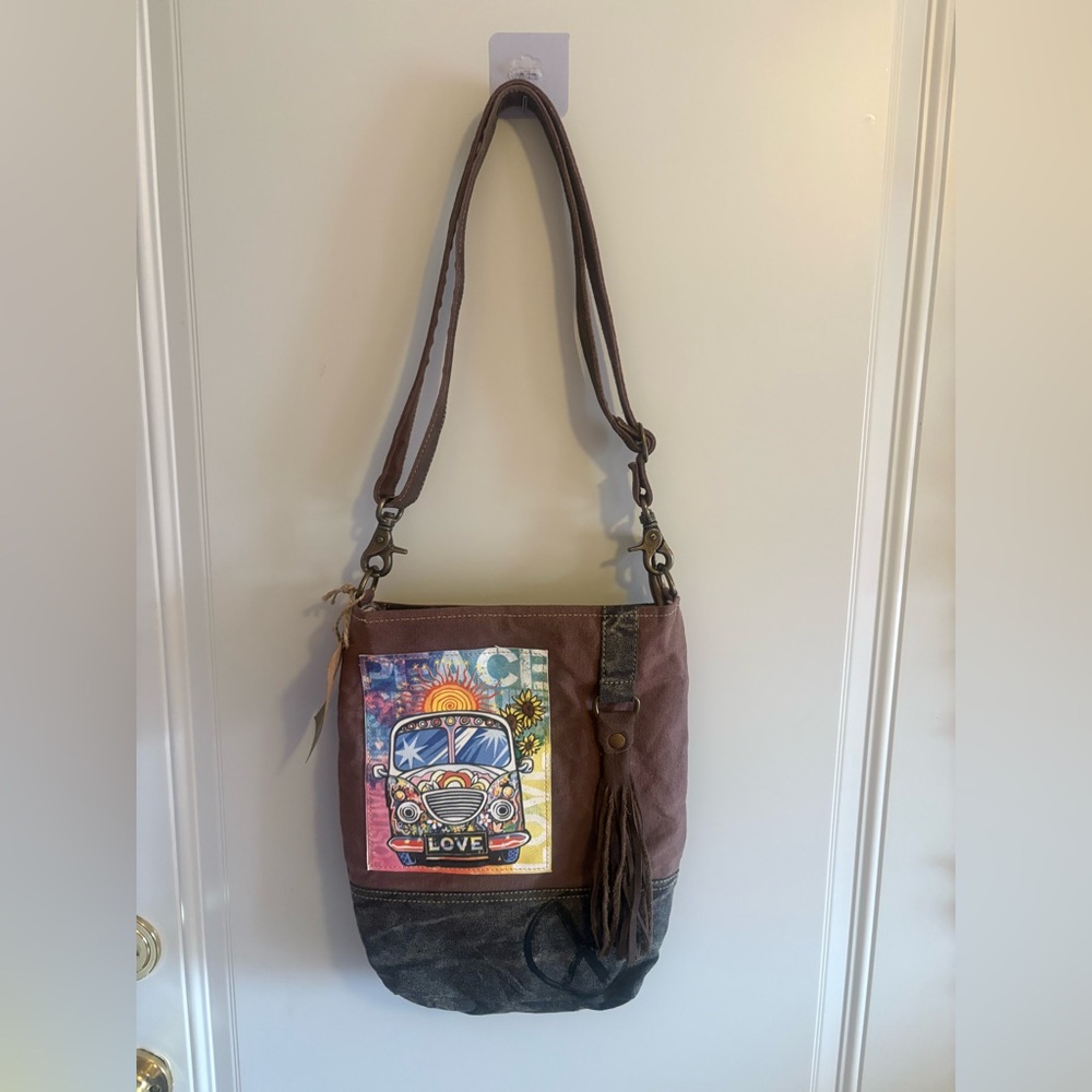 Adjustable crossbody bag